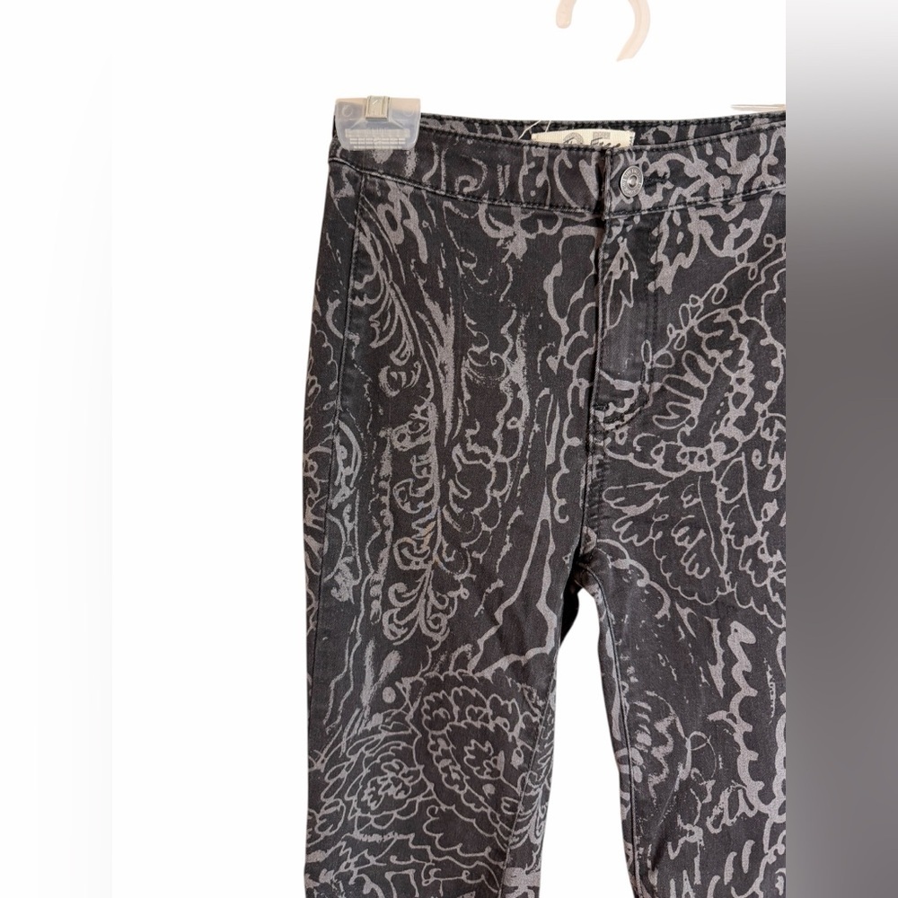 Free People We the Free Black FloralJust Float On Geo Flare Jeans Womens Sz 25 - Picture 7 of 14